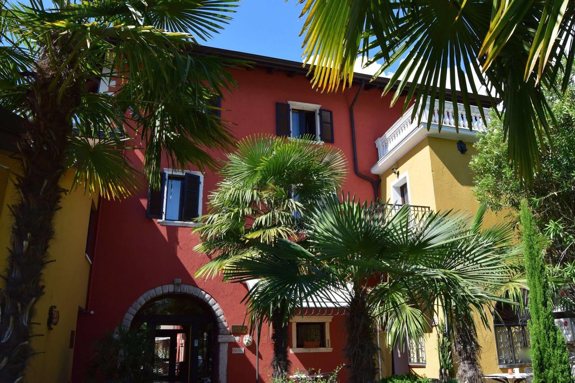 Residence Segattini Riva del Garda Bagian luar foto