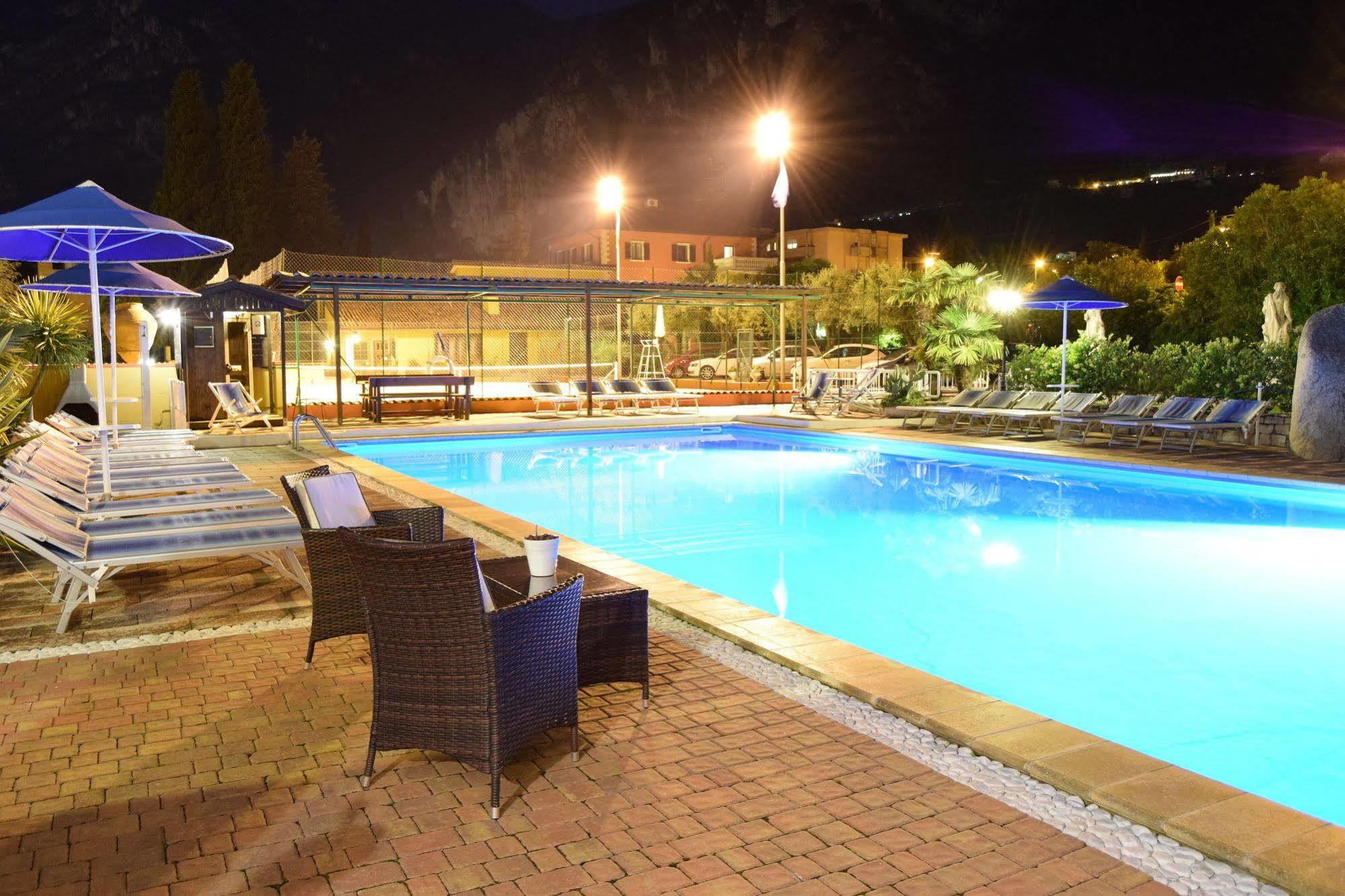 Residence Segattini Riva del Garda Bagian luar foto